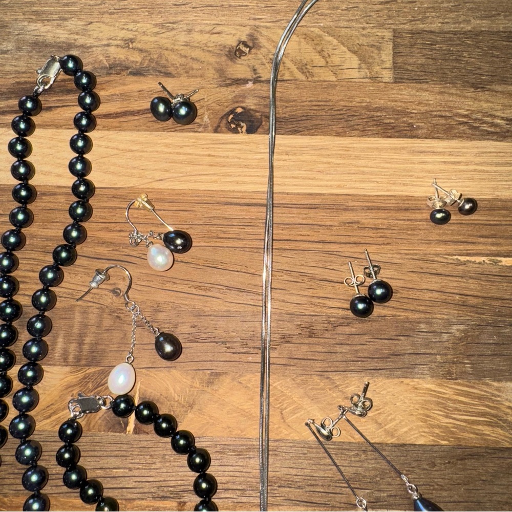 Elegant Freshwater Pearl Jewelry Bundle – Black & White Pearls, Earrings & More - Picture 3 of 5